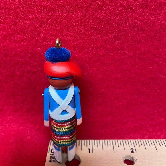Scottish Highlander Clothespin Soldier Hallmark Ornament - Picture 4 of 6